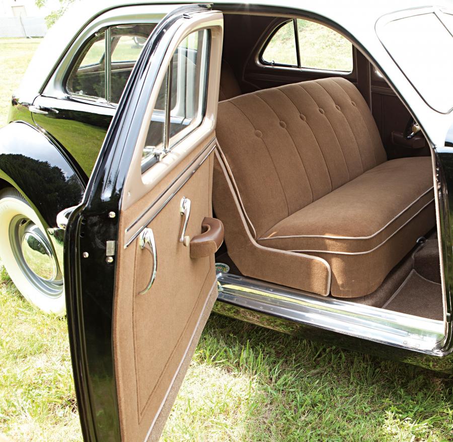 Интерьер Graham Model 113 Custom Hollywood Supercharged Sedan 1941 года  (фото 42 из 53)